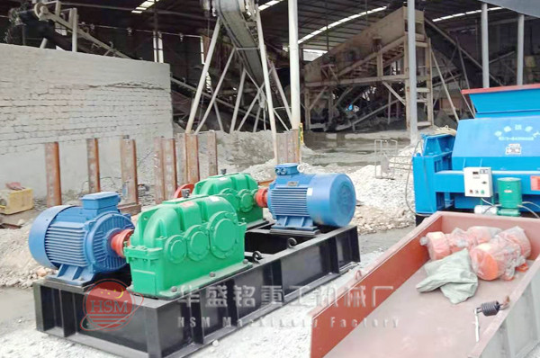 1212型液壓對(duì)輥破碎機(jī)重慶巫溪縣安裝現(xiàn)場