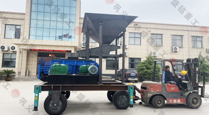 1012移動(dòng)對(duì)輥破碎機(jī)時(shí)產(chǎn)量多少噸？?jī)r(jià)格多少錢一臺(tái)